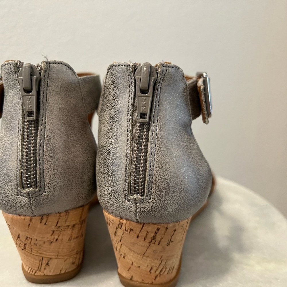 Metallic Wedge Sandals - Picture 3 of 8